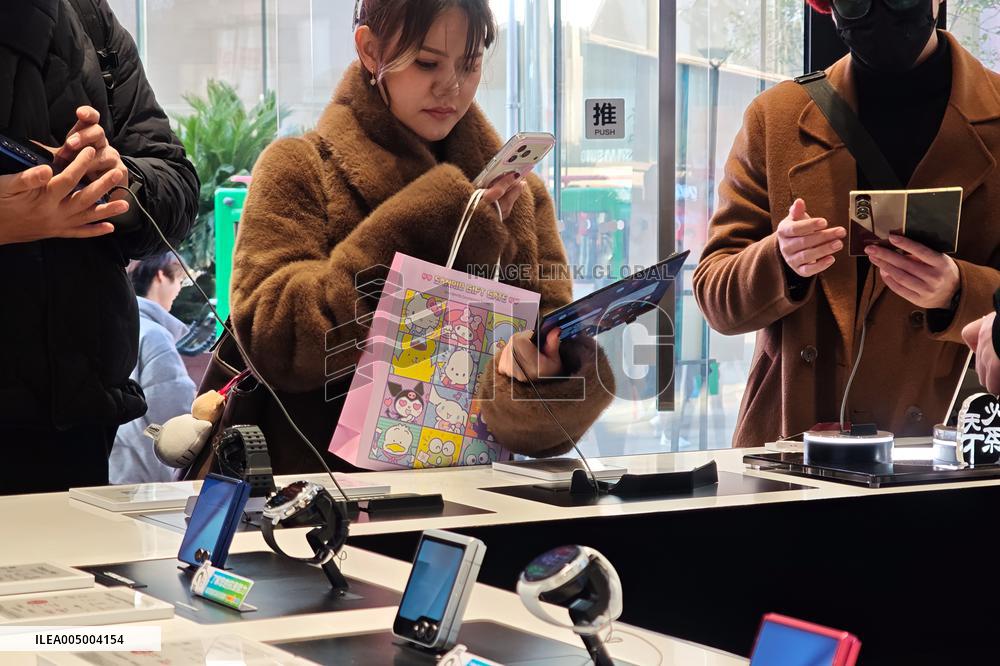 Samsung Galaxy Z TriFold Phone