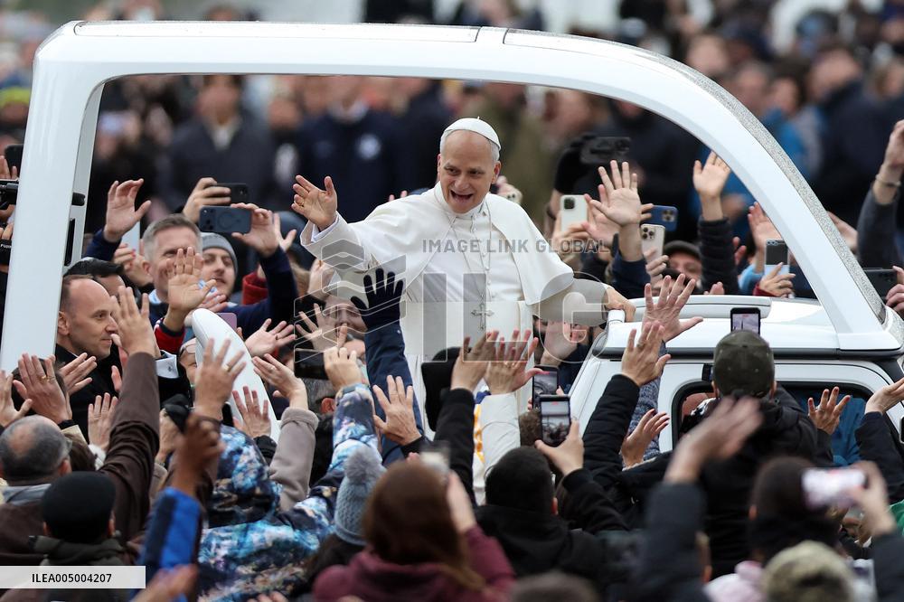 Leo XIV Greets the Faithful from the Popemobile - Vatican