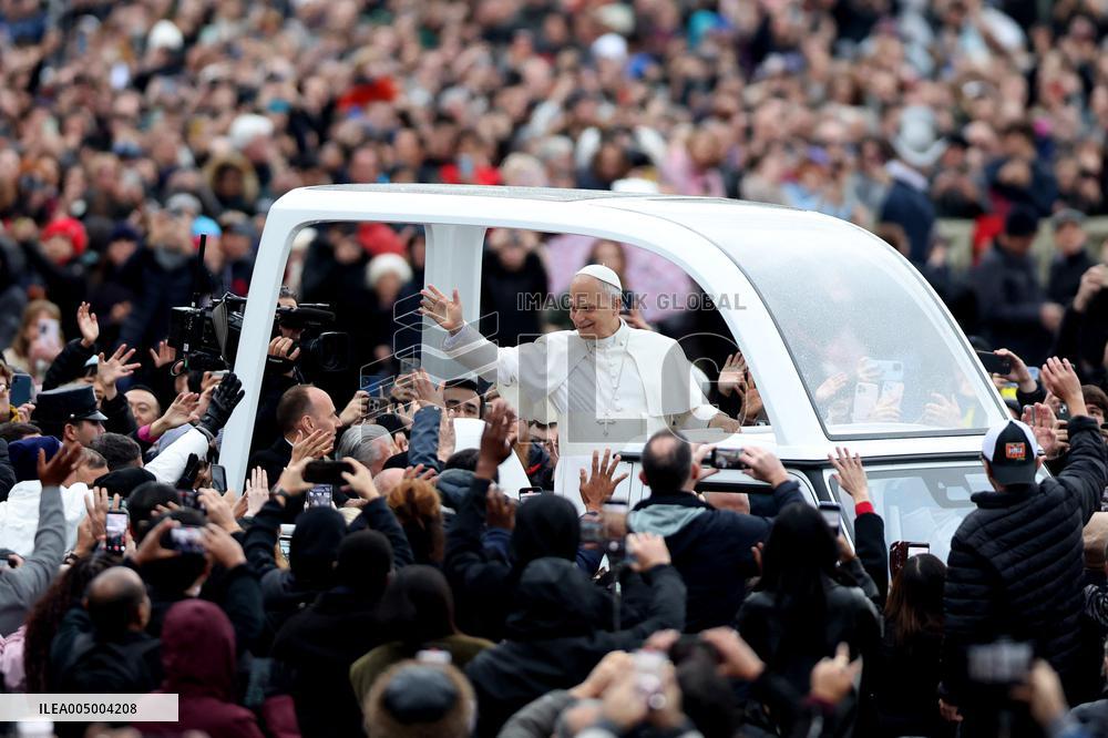 Leo XIV Greets the Faithful from the Popemobile - Vatican