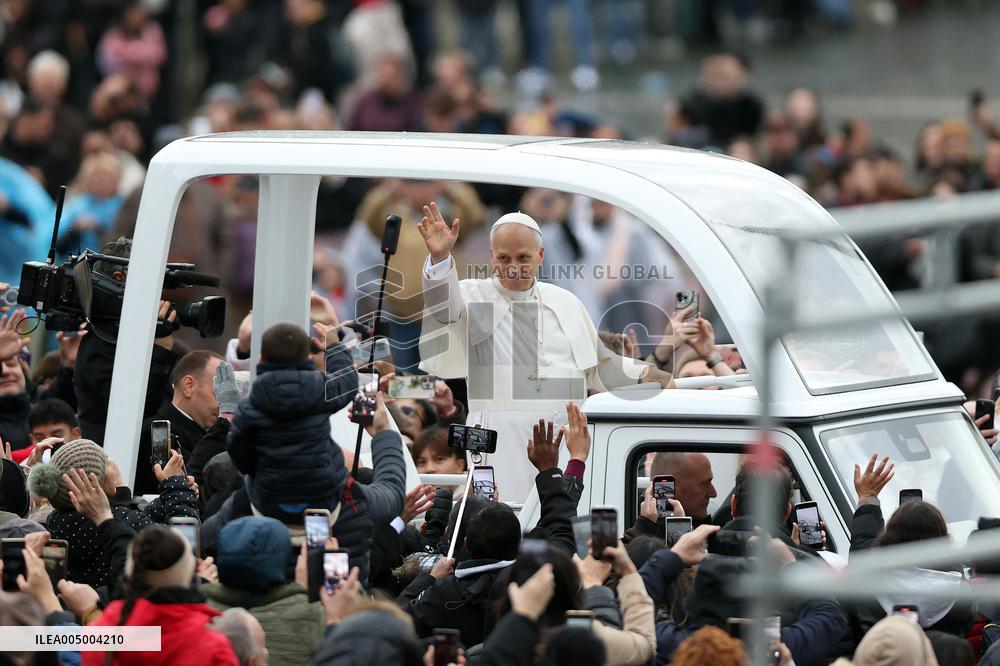 Leo XIV Greets the Faithful from the Popemobile - Vatican