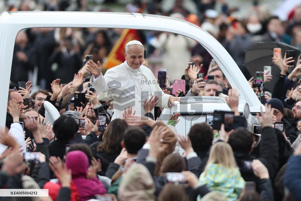 Leo XIV Greets the Faithful from the Popemobile - Vatican