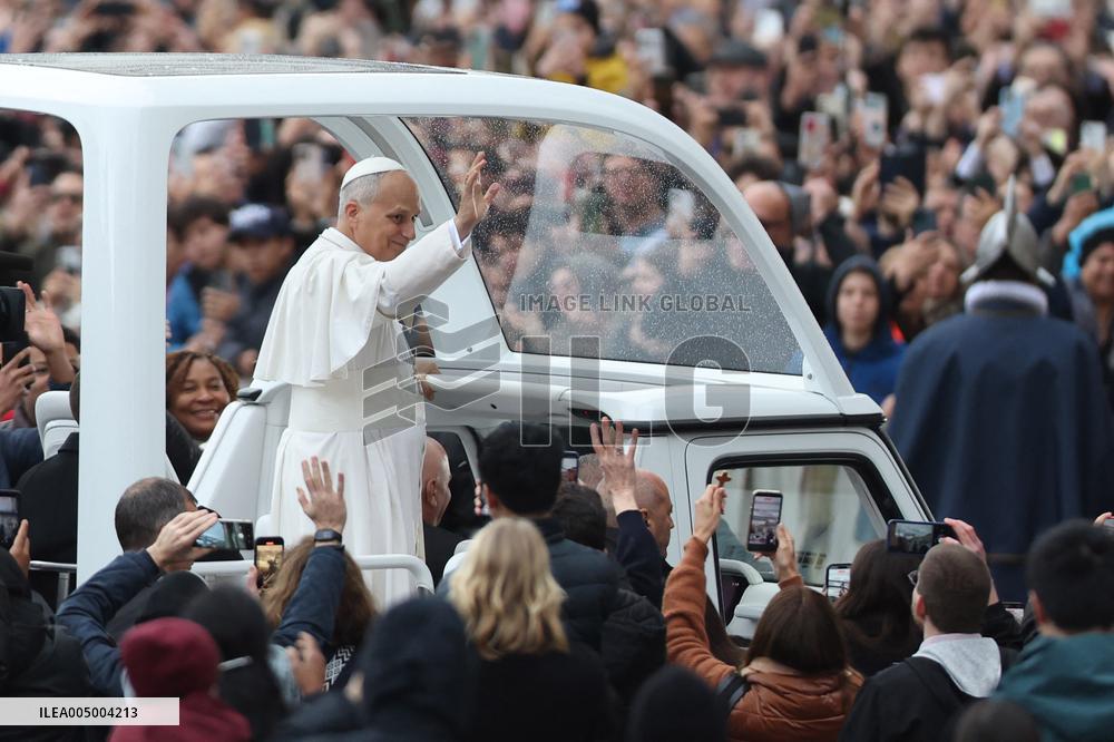 Leo XIV Greets the Faithful from the Popemobile - Vatican