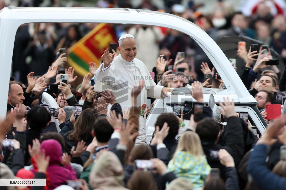 Leo XIV Greets the Faithful from the Popemobile - Vatican