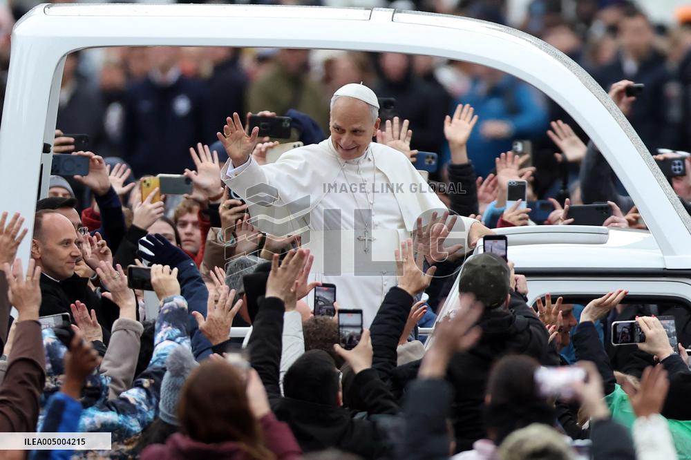 Leo XIV Greets the Faithful from the Popemobile - Vatican