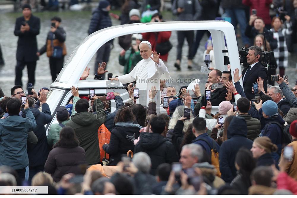 Leo XIV Greets the Faithful from the Popemobile - Vatican