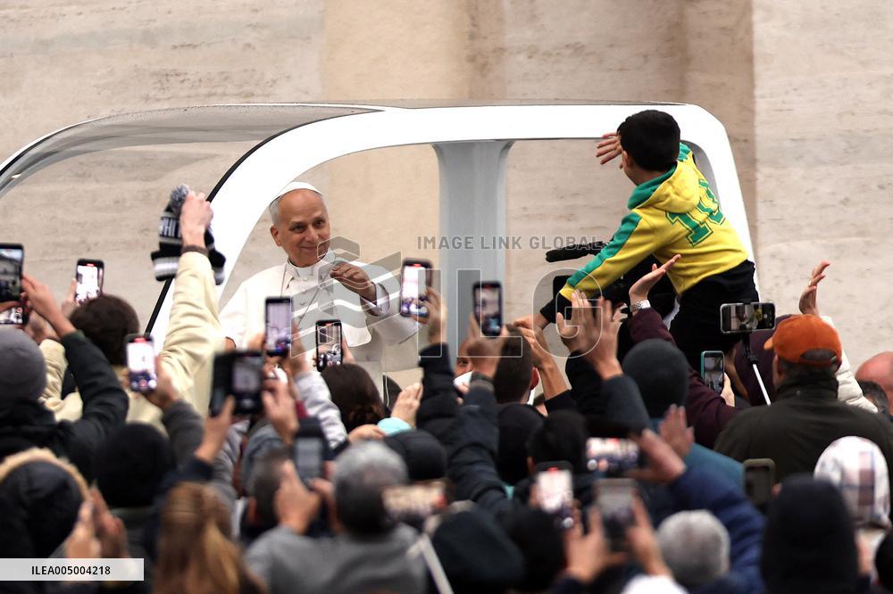 Leo XIV Greets the Faithful from the Popemobile - Vatican