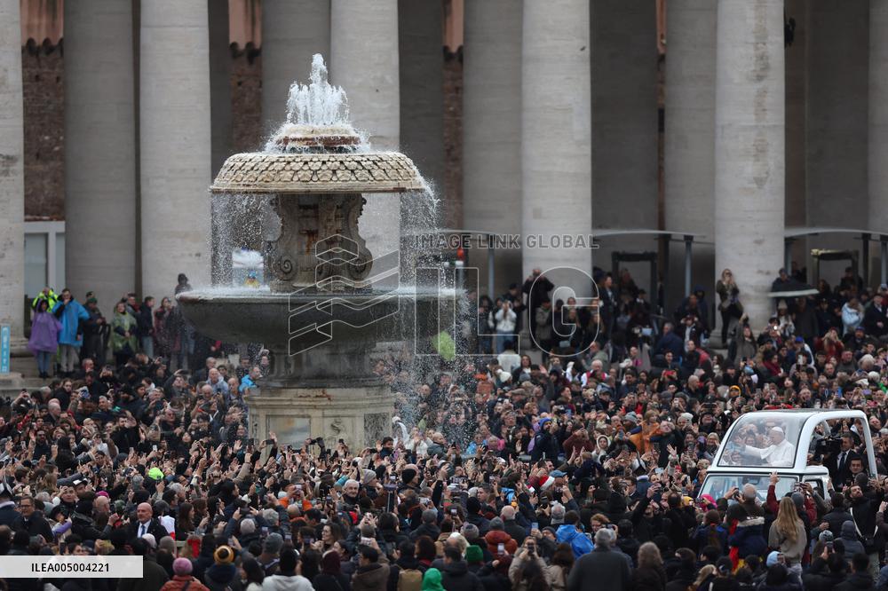 Leo XIV Greets the Faithful from the Popemobile - Vatican