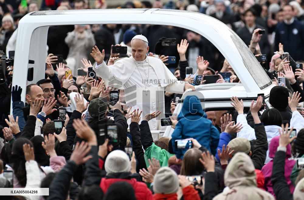 Pope Leo XIV Greets Faithful After Christmas Morning Mass - Vatican