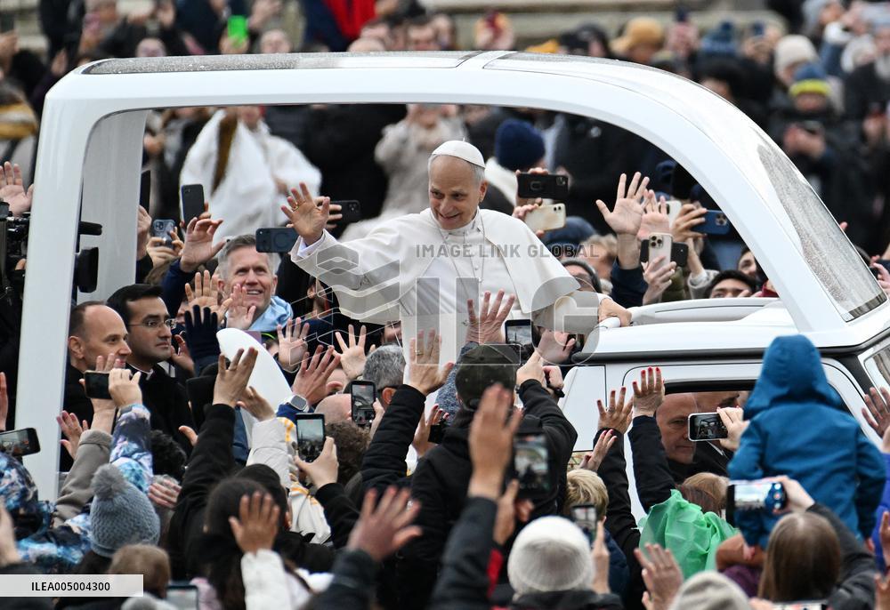 Pope Leo XIV Greets Faithful After Christmas Morning Mass - Vatican