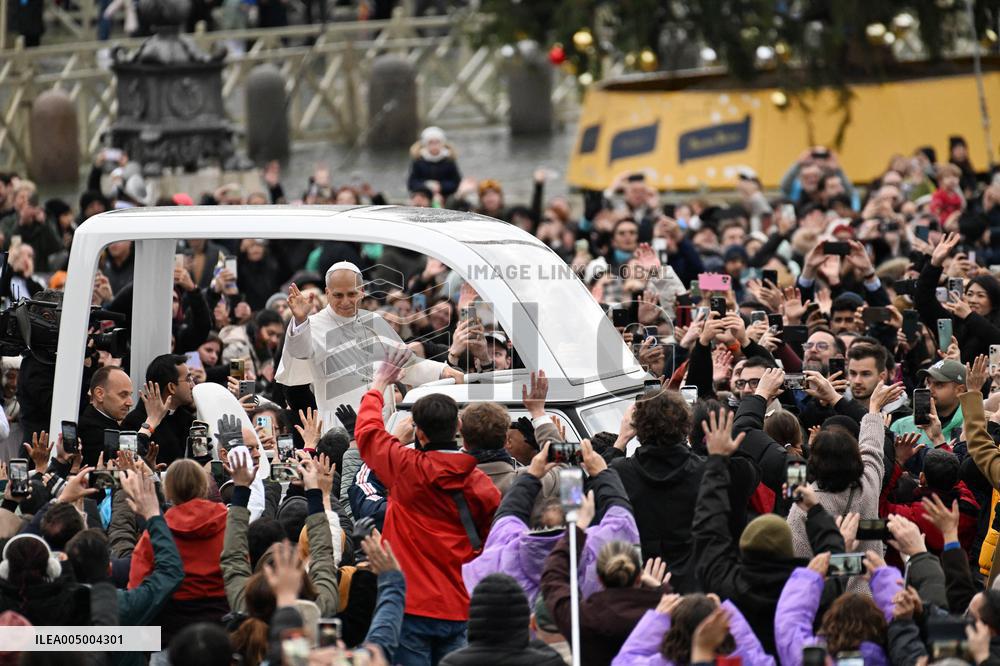 Pope Leo XIV Greets Faithful After Christmas Morning Mass - Vatican