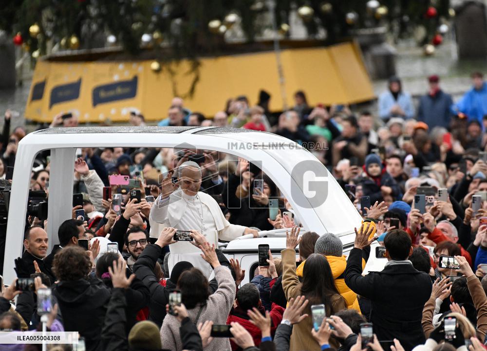Pope Leo XIV Greets Faithful After Christmas Morning Mass - Vatican