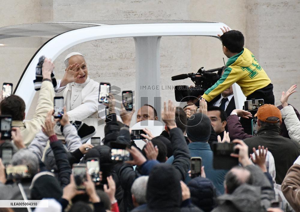 Pope Leo XIV Greets Faithful After Christmas Morning Mass - Vatican
