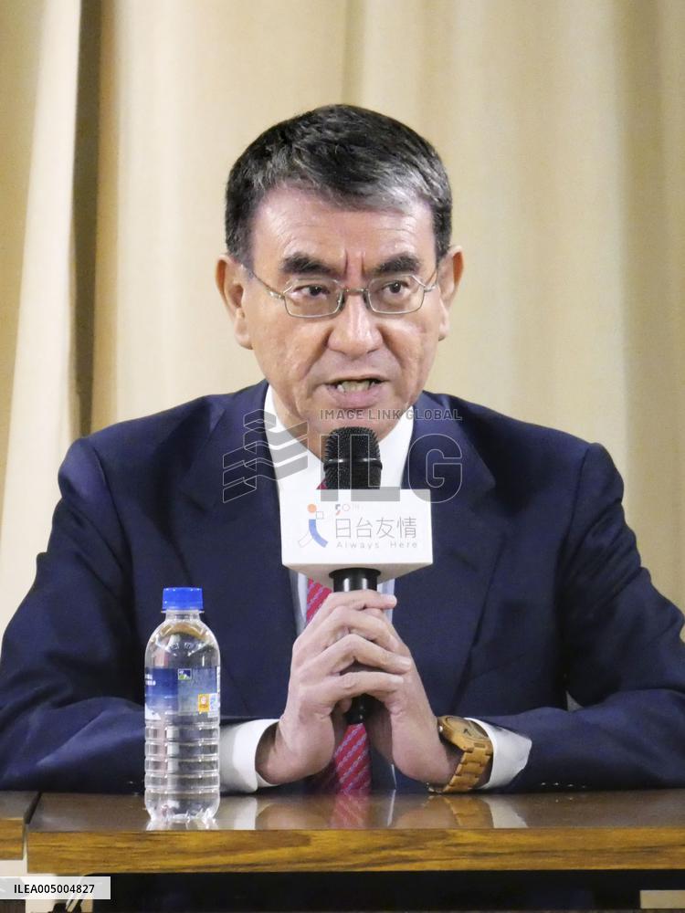 Ex-Japan foreign minister in Taipei