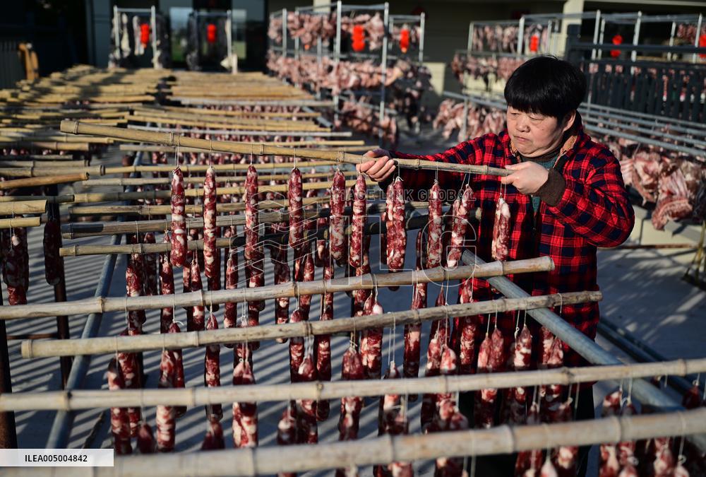 Farmers Sell Cured Meats Via Live Streaming on Short Videos