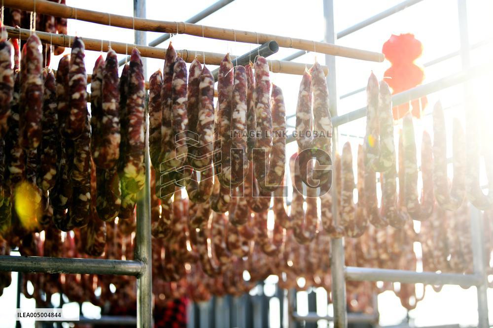 Farmers Sell Cured Meats Via Live Streaming on Short Videos