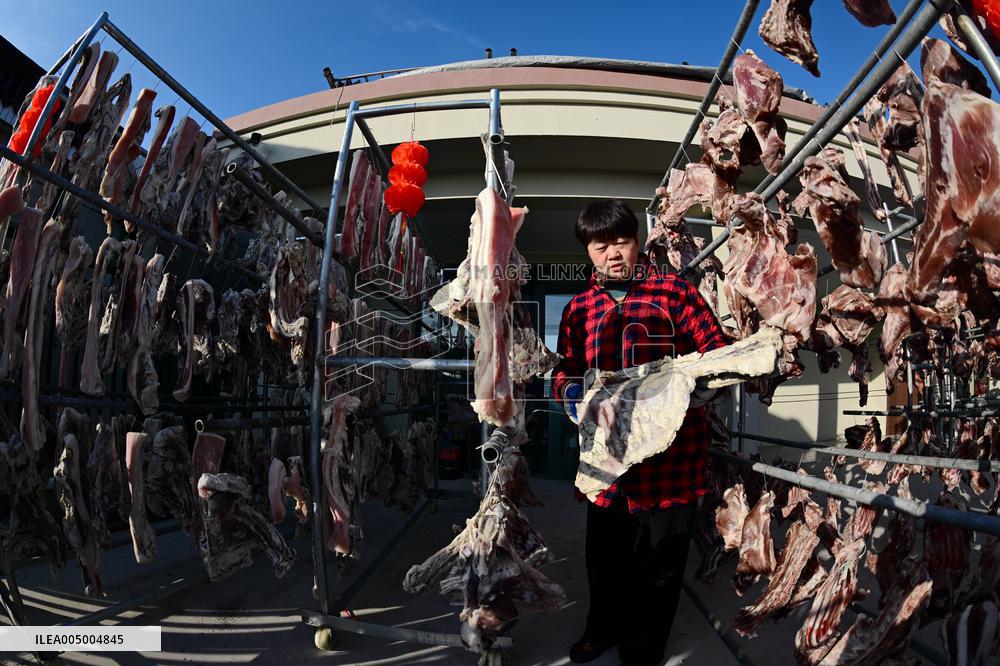 Farmers Sell Cured Meats Via Live Streaming on Short Videos