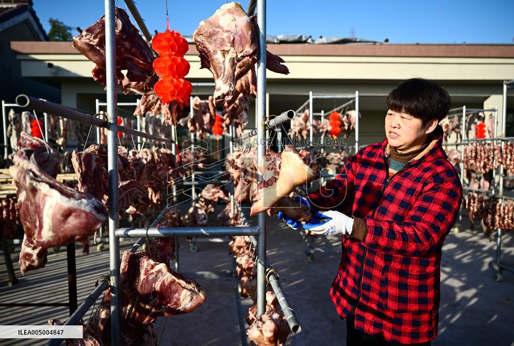 Farmers Sell Cured Meats Via Live Streaming on Short Videos