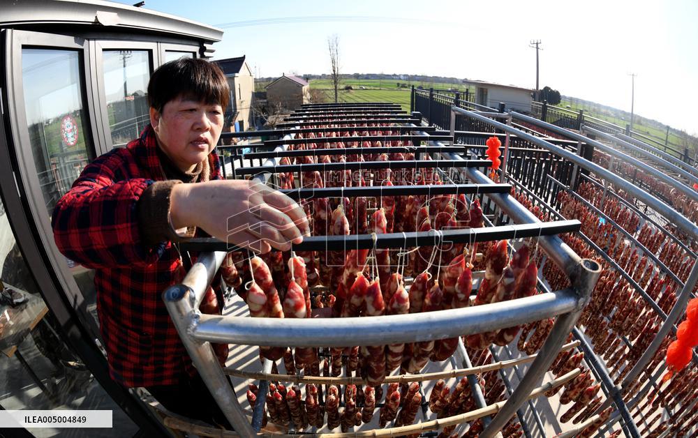 Farmers Sell Cured Meats Via Live Streaming on Short Videos