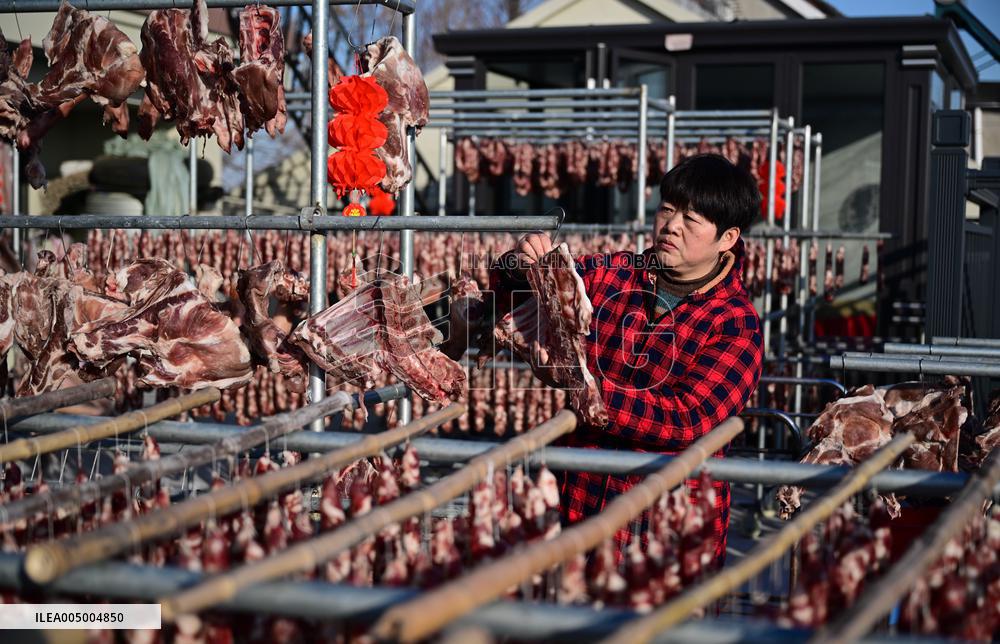 Farmers Sell Cured Meats Via Live Streaming on Short Videos