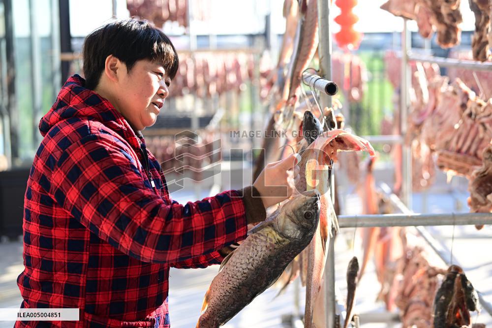 Farmers Sell Cured Meats Via Live Streaming on Short Videos