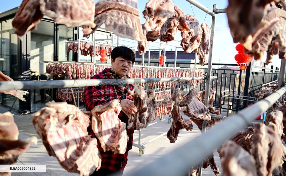 Farmers Sell Cured Meats Via Live Streaming on Short Videos