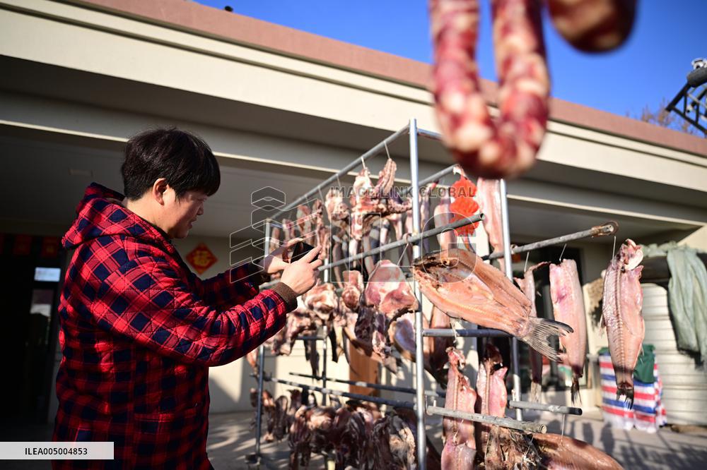 Farmers Sell Cured Meats Via Live Streaming on Short Videos