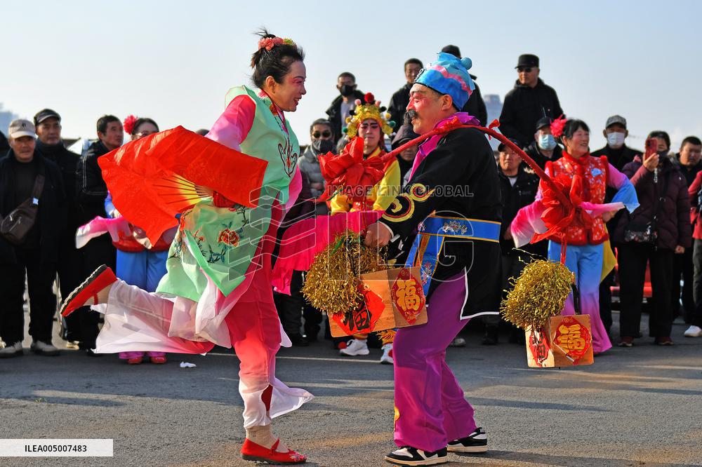 Folk Performances Celebrate New Year