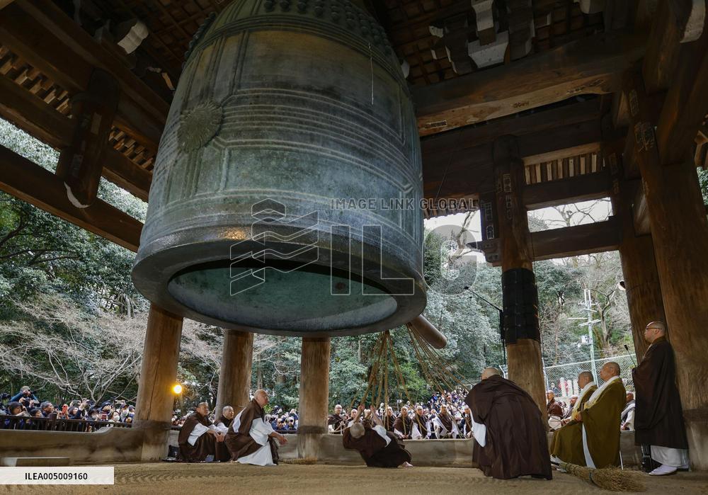 New Year's Eve bell-ringing rehearsal at Kyoto temple