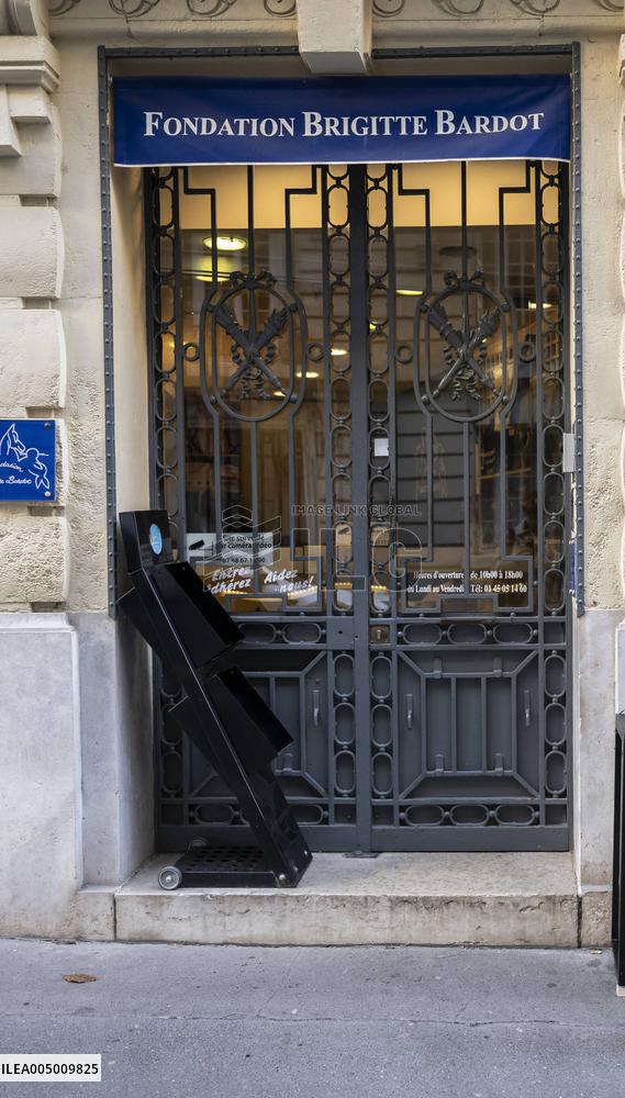 Flowers at Fondation Brigitte Bardot After Actress Death - Paris