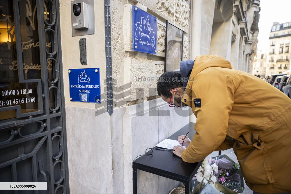 Flowers at Fondation Brigitte Bardot After Actress Death - Paris