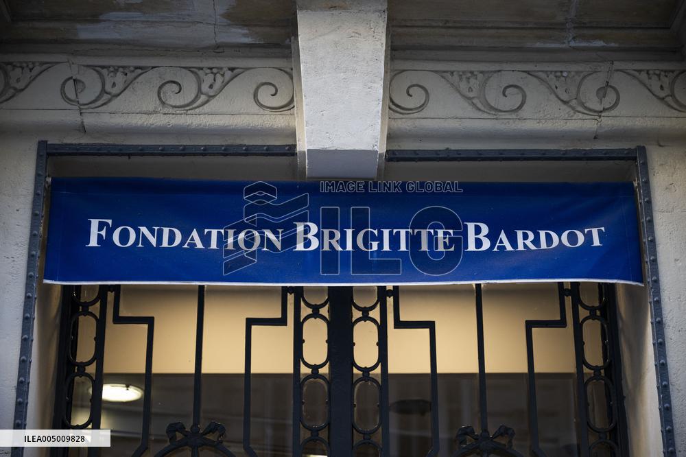 Flowers at Fondation Brigitte Bardot After Actress Death - Paris