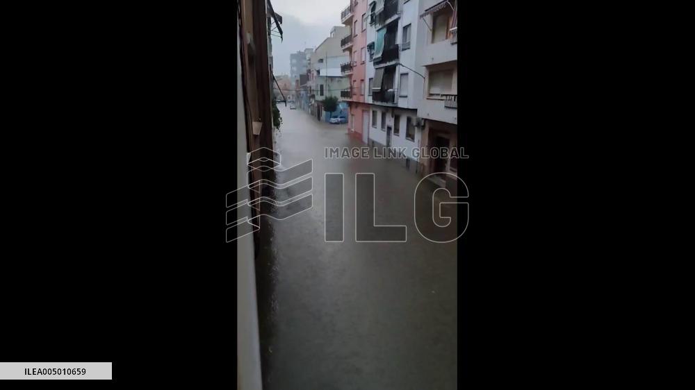 Spain: Residents Evacuated in Valencia as Flooding Causes Barxeta Ravine to Overflow