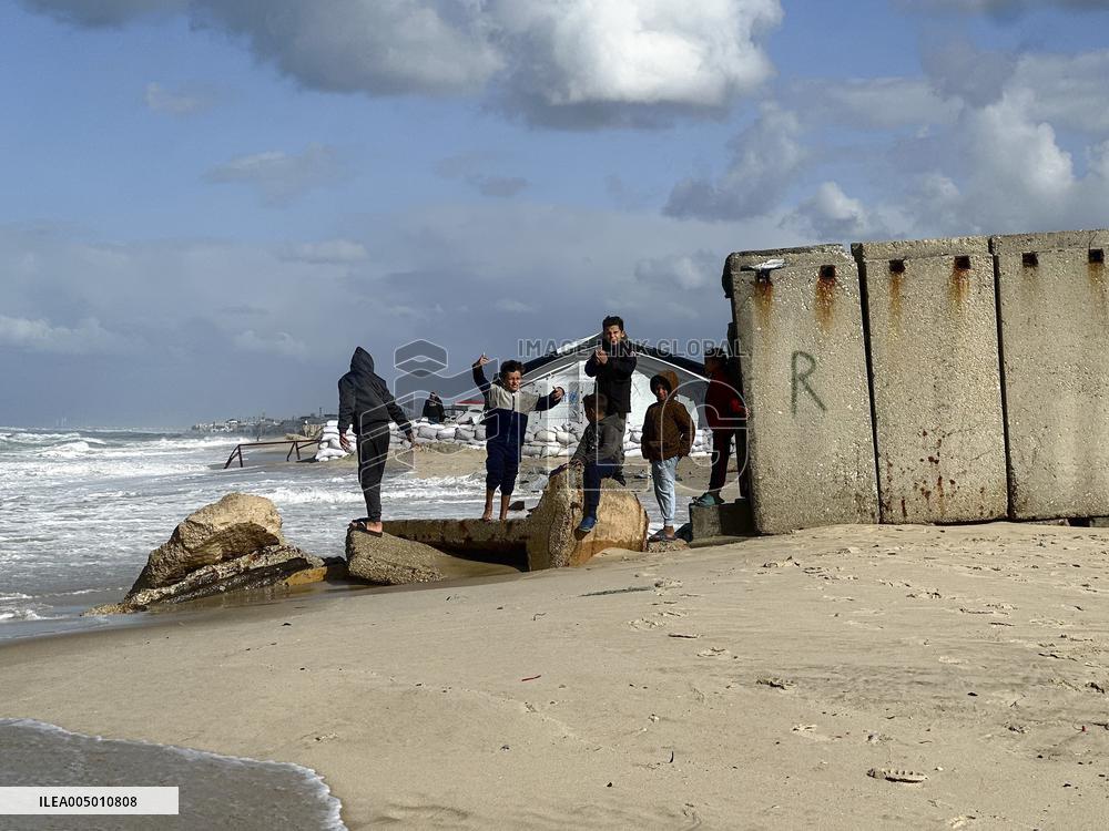Tents Damaged By Storms - Khan Yunis