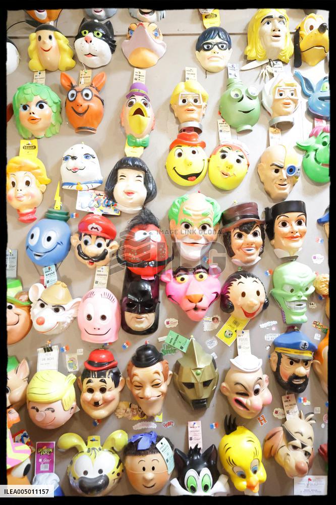 Exclusive Rachida Dati Visit Les Puces Market - Saint Ouen