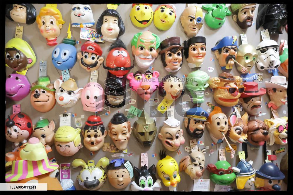 Exclusive Rachida Dati Visit Les Puces Market - Saint Ouen