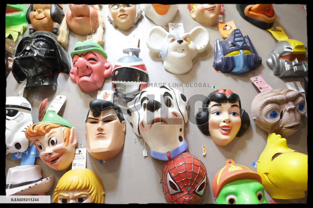 Exclusive Rachida Dati Visit Les Puces Market - Saint Ouen