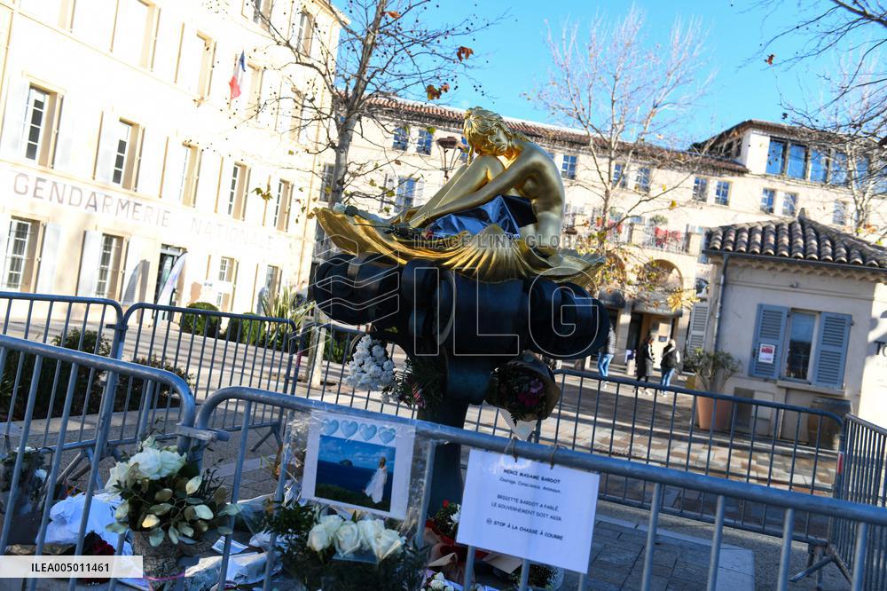 Brigitte Bardot Statue Memorial - Saint Tropez