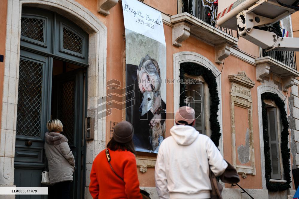 Brigitte Bardot Portraits Installed - Saint Tropez