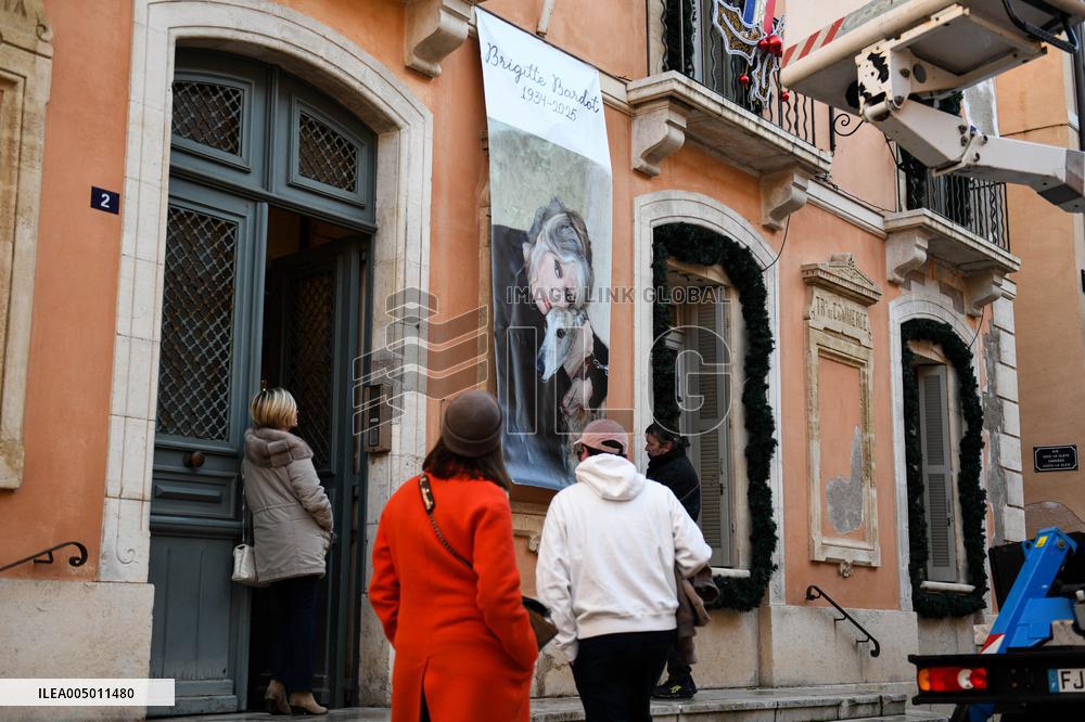 Brigitte Bardot Portraits Installed - Saint Tropez