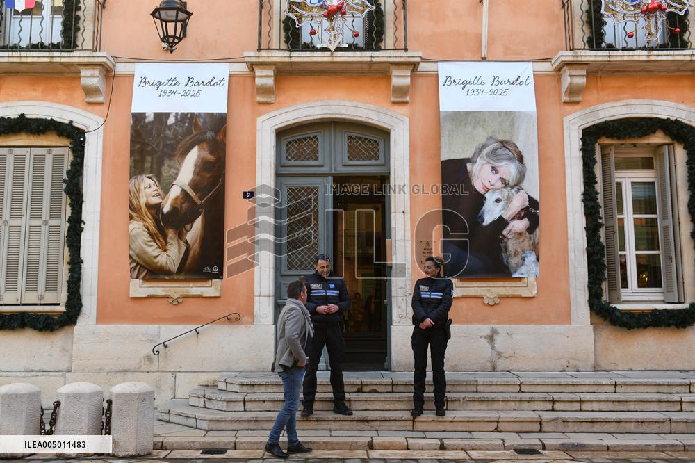 Brigitte Bardot Portraits Installed - Saint Tropez