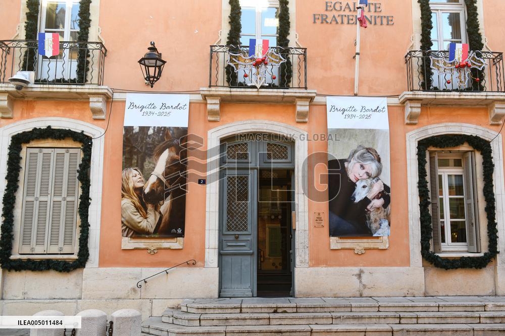 Brigitte Bardot Portraits Installed - Saint Tropez