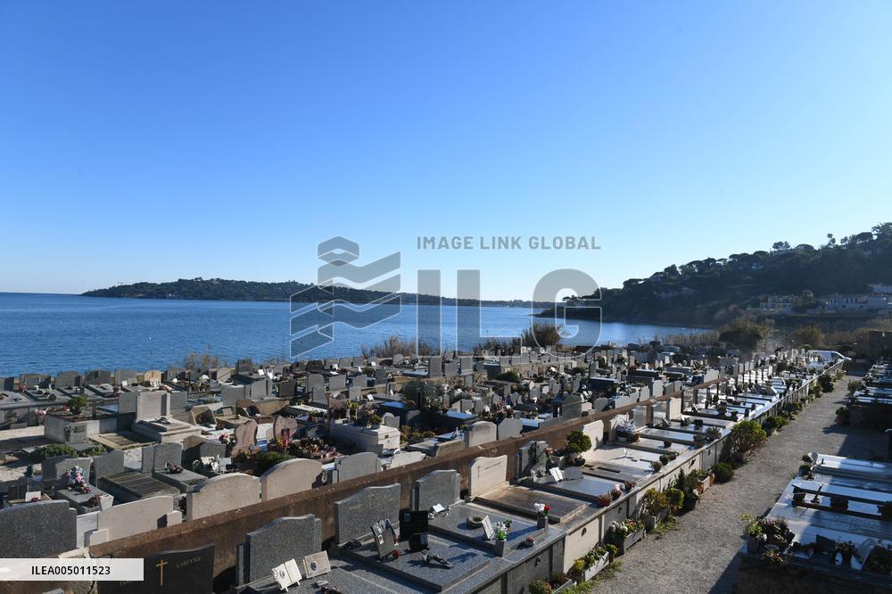 Sailors Cemetery Illustration Ahead Of Brigitte Bardot Burial - Saint Tropez