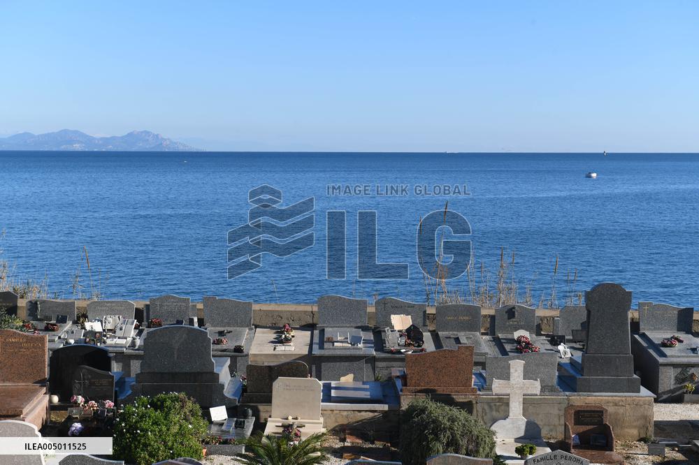 Sailors Cemetery Illustration Ahead Of Brigitte Bardot Burial - Saint Tropez