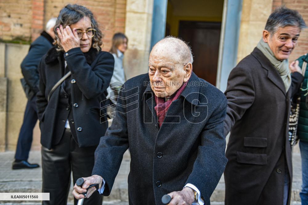 Jordi Pujol Attends Funeral of Carles Vilarrubi - Barcelona
