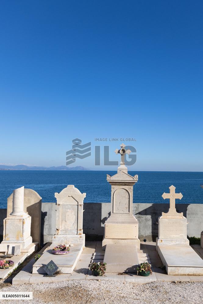 Sailors Cemetery Illustration Ahead Of Brigitte Bardot Burial - Saint Tropez