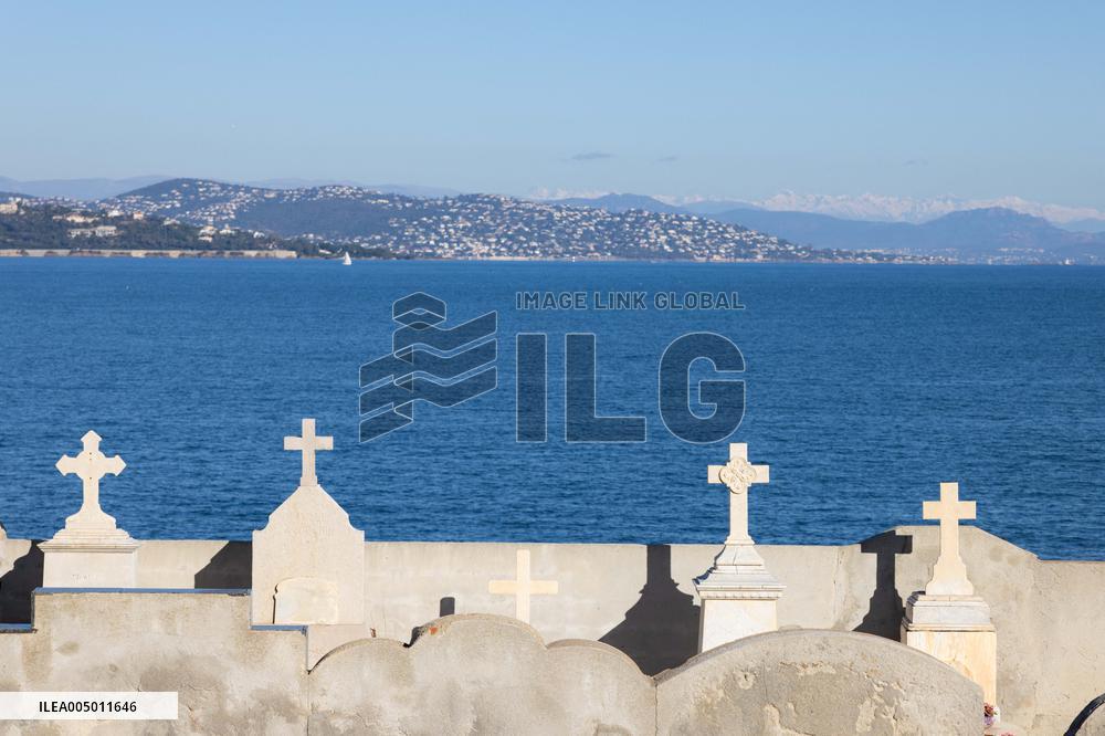 Sailors Cemetery Illustration Ahead Of Brigitte Bardot Burial - Saint Tropez