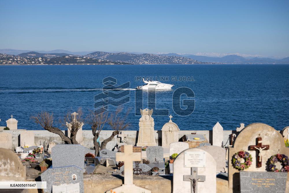 Sailors Cemetery Illustration Ahead Of Brigitte Bardot Burial - Saint Tropez