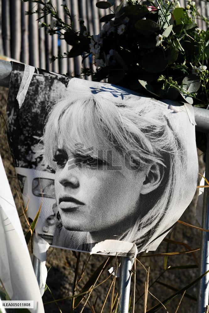 Hommage To Brigitte Bardot Outside Her House - Saint Tropez