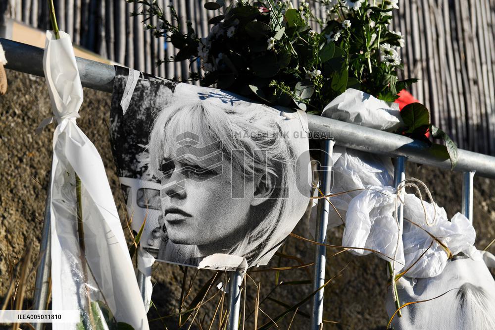 Hommage To Brigitte Bardot Outside Her House - Saint Tropez