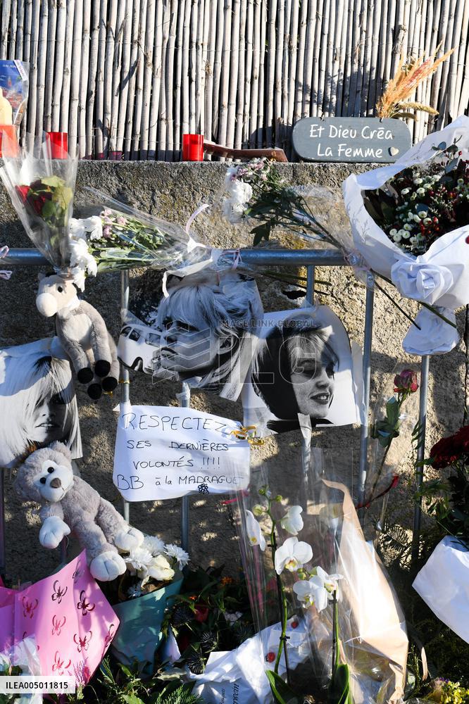 Hommage To Brigitte Bardot Outside Her House - Saint Tropez
